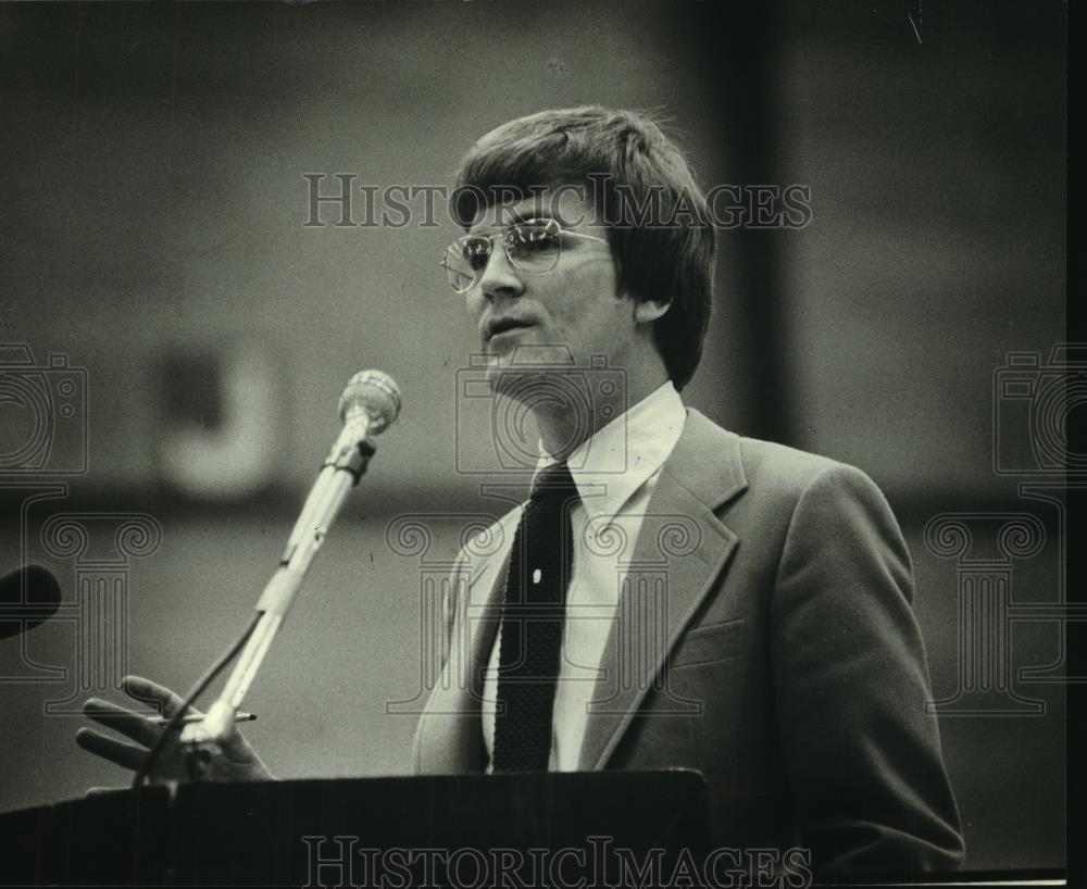 1980 Press Photo Senator Joseph Strohl Democrat, speaking to crowd. - mjc08215 - Historic Images