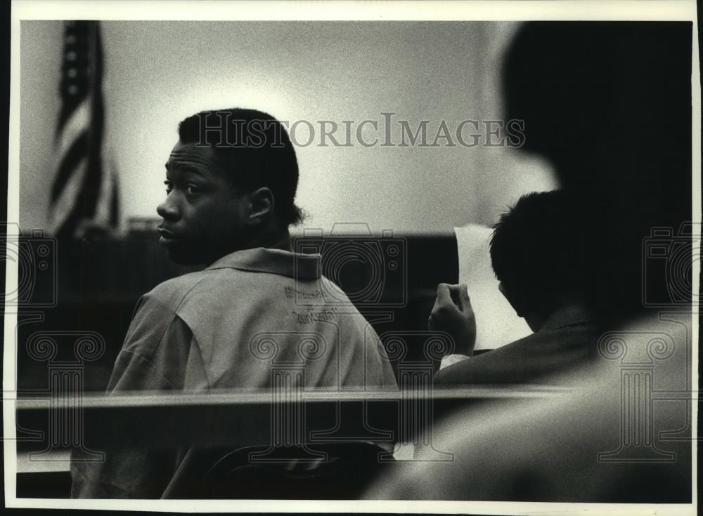 1992 Press Photo Antonio Maurice Vaughns glances back in Milwaukee court - Historic Images