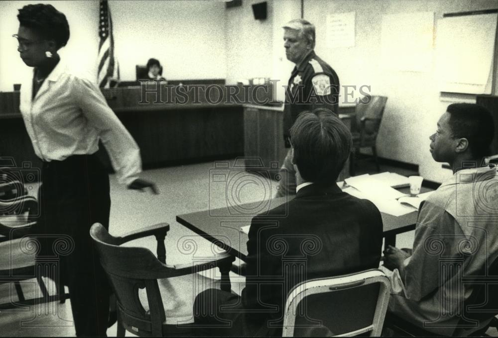 1992 Press Photo Mrs. Antonio Vaughns walks past husband in court in Milwaukee - Historic Images