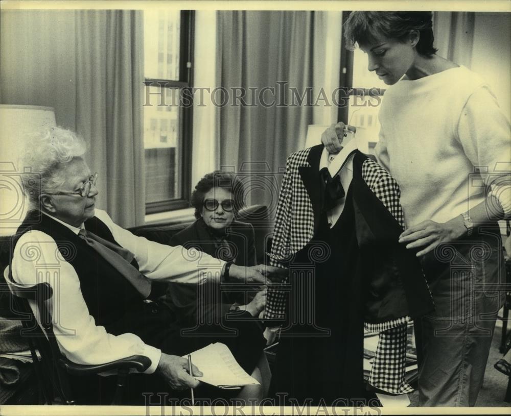 1983 Press Photo Fashion buyer Anita Vaillancourt and others examine suit - Historic Images