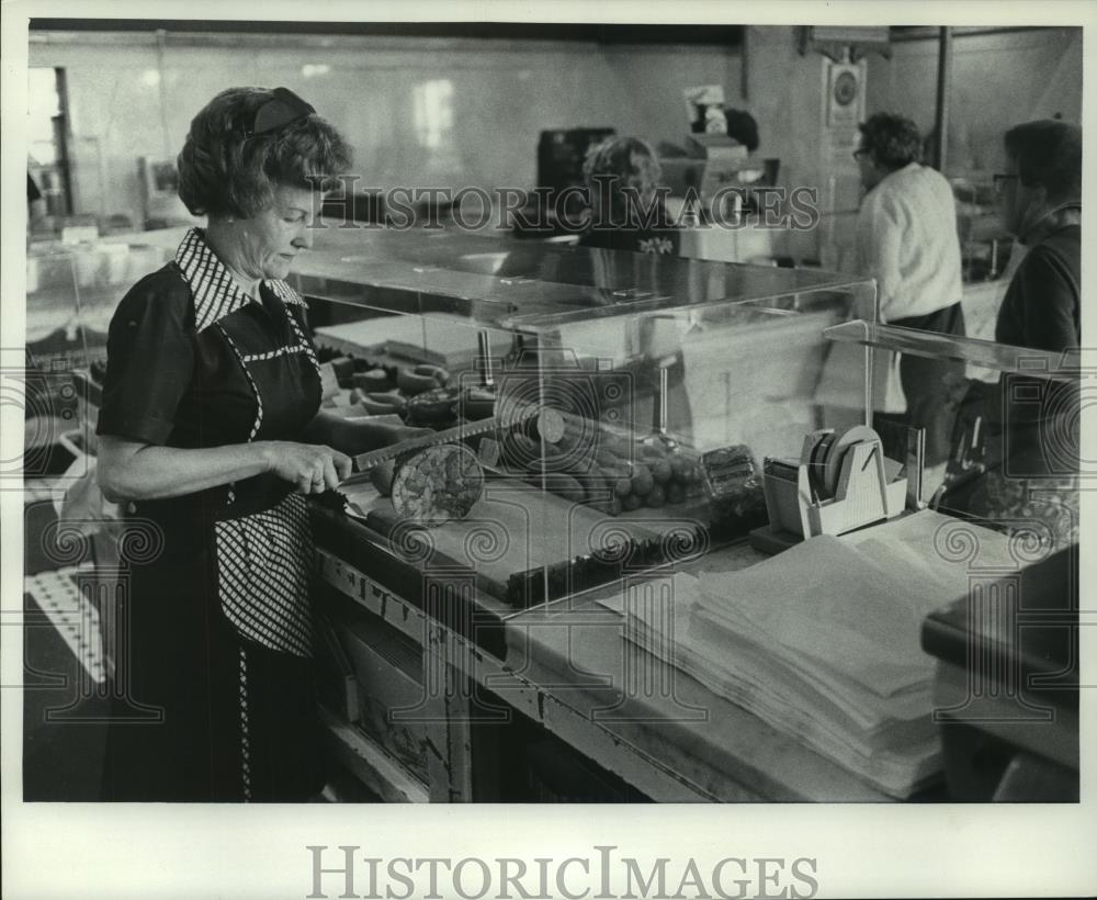 1977 Press Photo Women working at Usinger Sausage Company in Milwaukee - Historic Images