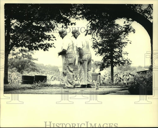 1987 Press Photo Twins Dale and Dean Krull on Farm Near Lake Mills, Wisconsin - Historic Images