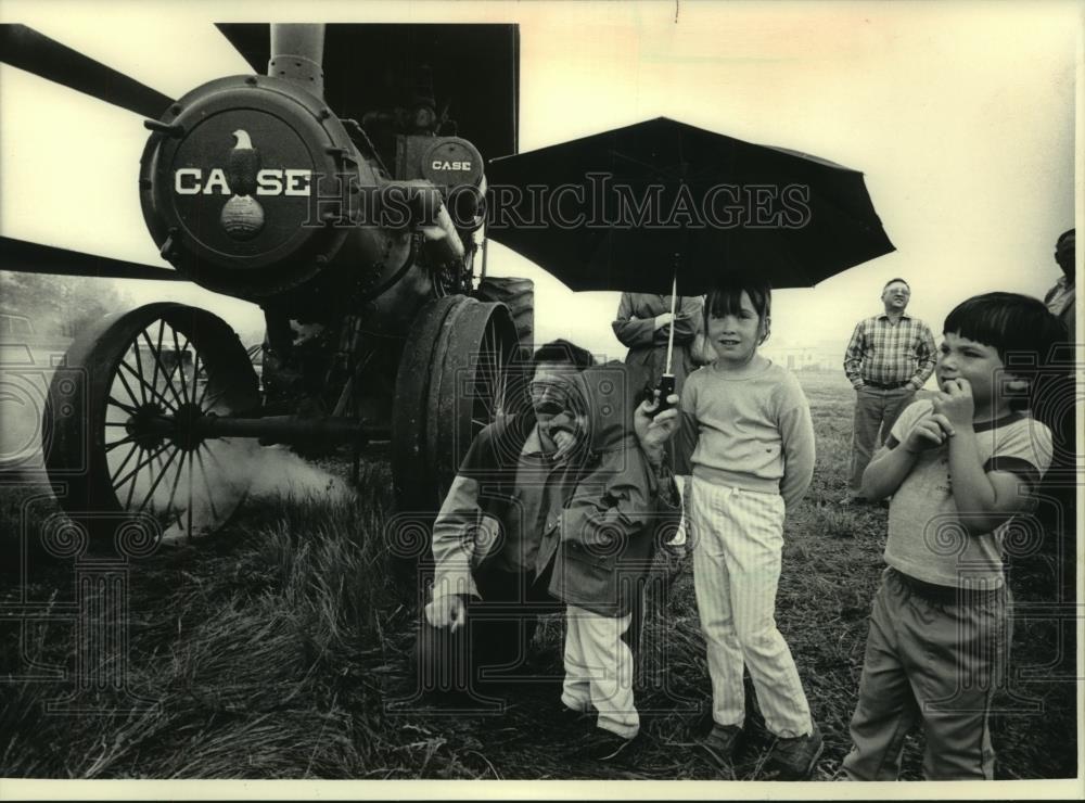 1986 Press Photo Spectators near a 1923 steam engine at Cedarburg Lumber Company - Historic Images