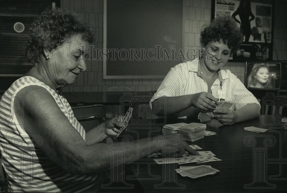 1988 Press Photo Lucille Cyskowski and daughter Tammy at Milwaukee school - Historic Images