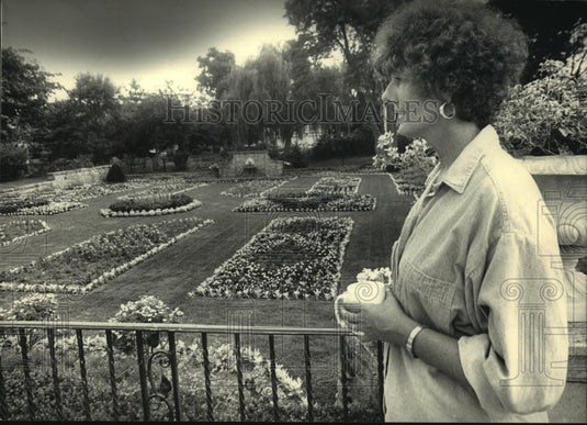 1987 Press Photo Sue Ann Thompson, Wisconsin first lady, looks over gardens - Historic Images
