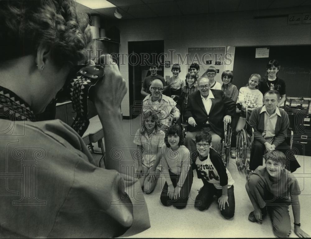 1985 Press Photo Teacher Sue Thompson takes picture of class in New Berlin, WI - Historic Images