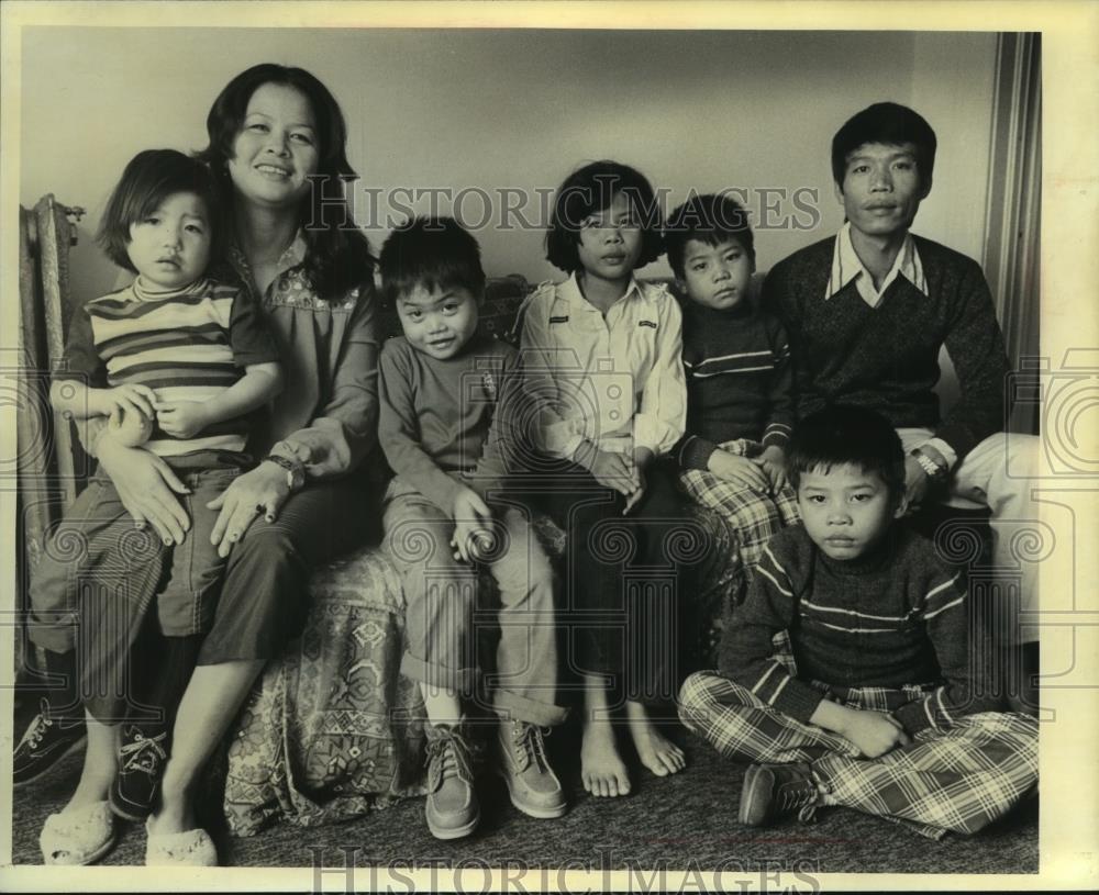 1979 Press Photo Laotian family children together after children were lost - Historic Images