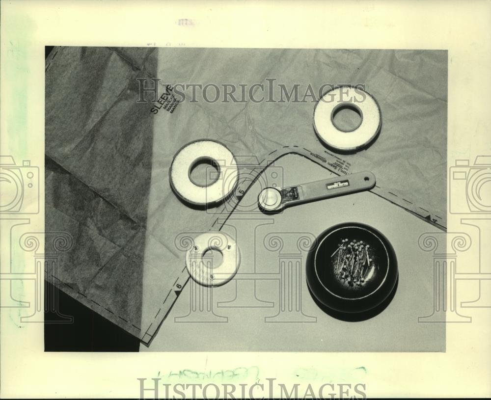 1985 Press Photo Metal Weights, Rotary Cutter and Magnetic Pin Tray for Sewing - Historic Images