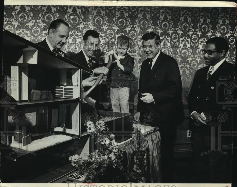 1979 Press Photo Milwaukee Mayor Maier &amp; other groundbreaking ceremony Wisconsin - Historic Images