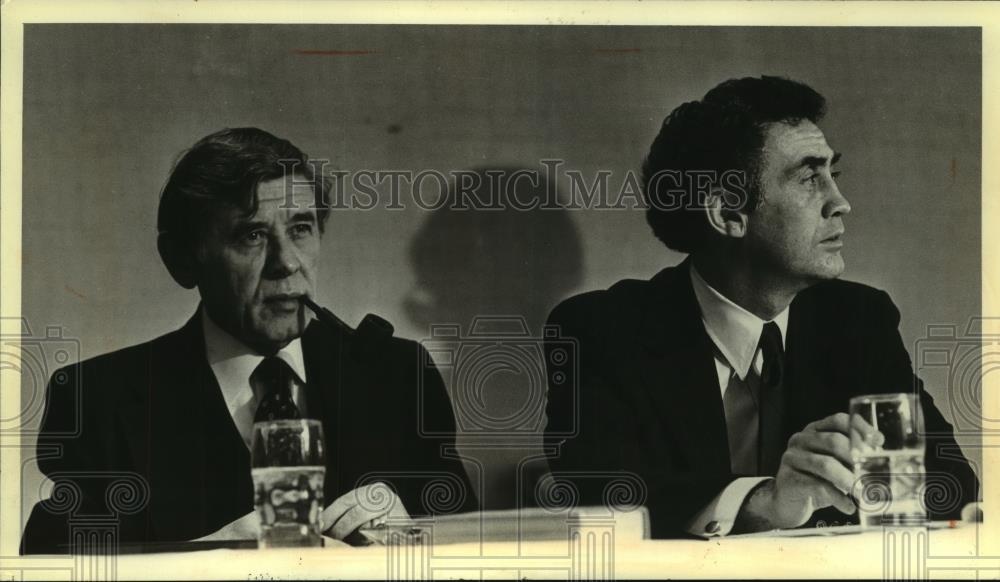 1980 Press Photo Mayor Henry Maier &amp; Dennis Conta at a voter forum, Wisconsin - Historic Images