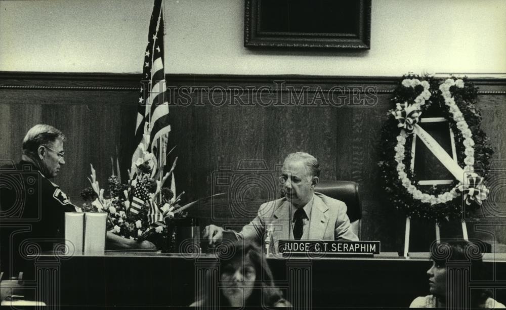 1983 Press Photo Milwaukee Judge Christ T. Seraphim on Bench with Flowers - Historic Images