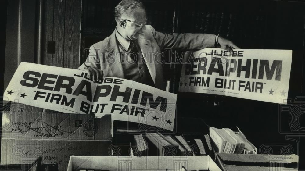 1983 Press Photo Milwaukee Judge Chris T. Seraphim Unloading Boxes in His Office - Historic Images