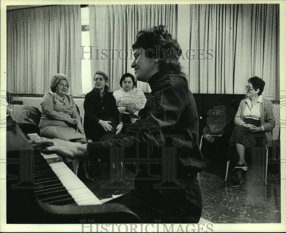 1983 Press Photo Rosenberg, teacher at Cedarburg High, plays piano Jewish Comm - Historic Images