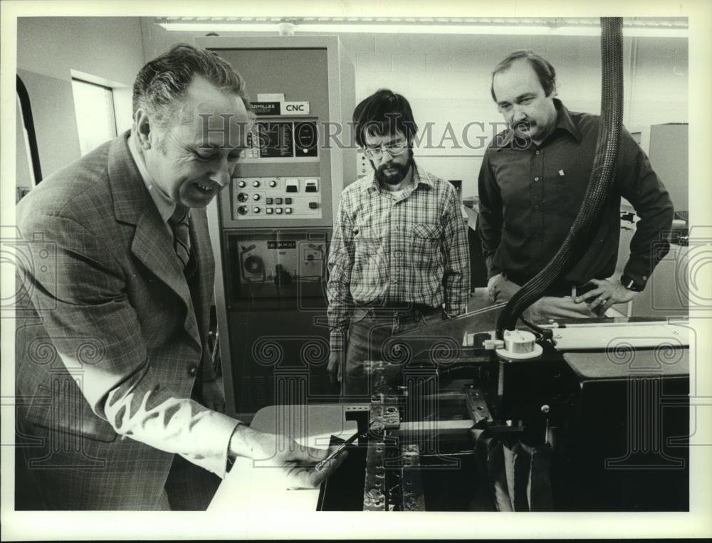 1982 Press Photo Ultra Tool and Manufacturing Inc., Menomonee Falls plant - Historic Images
