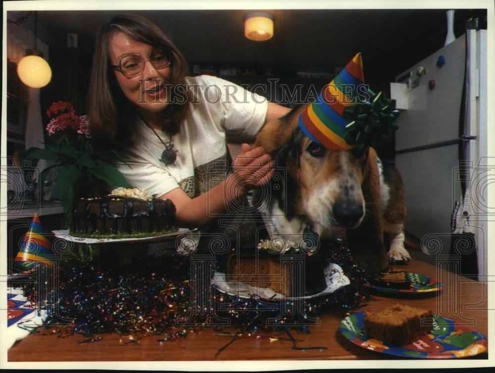 1993 Press Photo Turtellan owner of Canine Cakes with her dog, Mozart - Historic Images