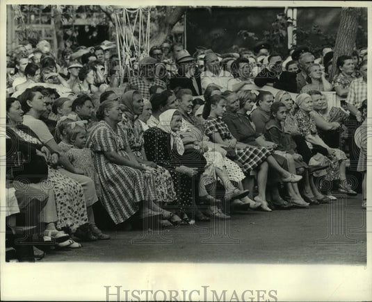 Press Photo Muscovites relaxing at free open-air ballet Moscow Russia - Historic Images
