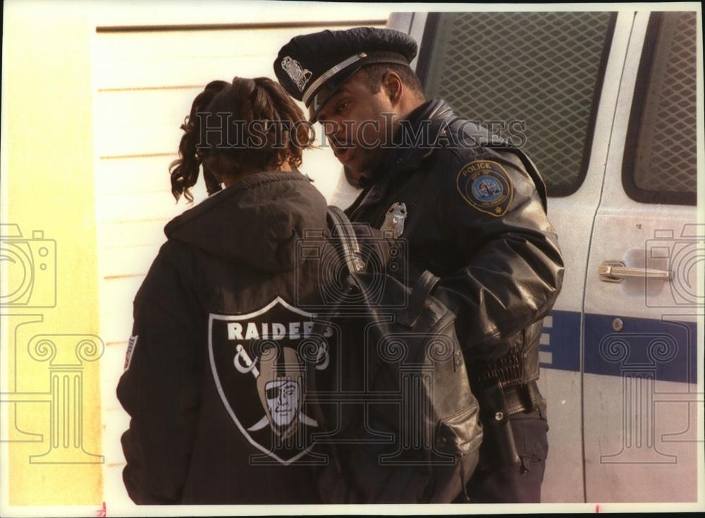 1993 Press Photo Police Officer Jeffrey Watts asks girl about truancy Milwaukee - Historic Images