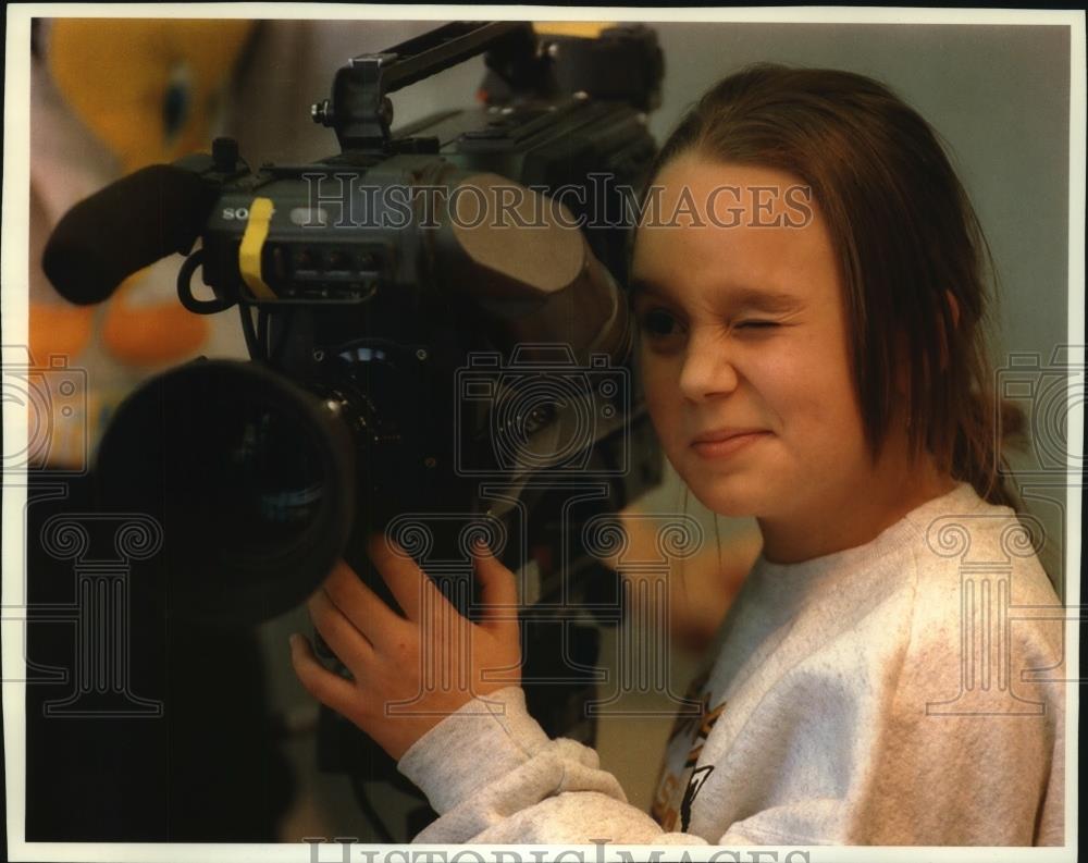 1994 Press Photo Tiffany Becker looks thru video camera at Trowbridge Elementary - Historic Images
