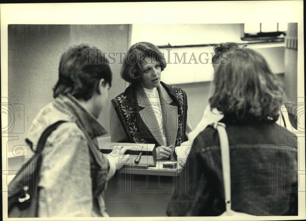 1987 Press Photo Barbara Ulichny, Wisconsin State Representative in Milwaukee - Historic Images