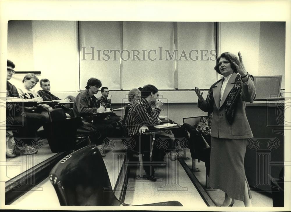 1987 Press Photo Barbara Ulichny, Wisconsin State Representative in Milwaukee - Historic Images