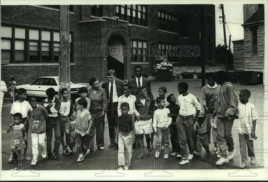 1989 Press Photo Urban Day School Students Walk With Community Volunteers - Historic Images