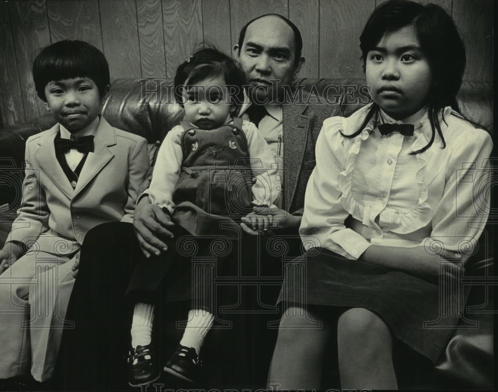 1984 Press Photo Benedicto Uly, Doctor of Internal Medicine, with His Children - Historic Images