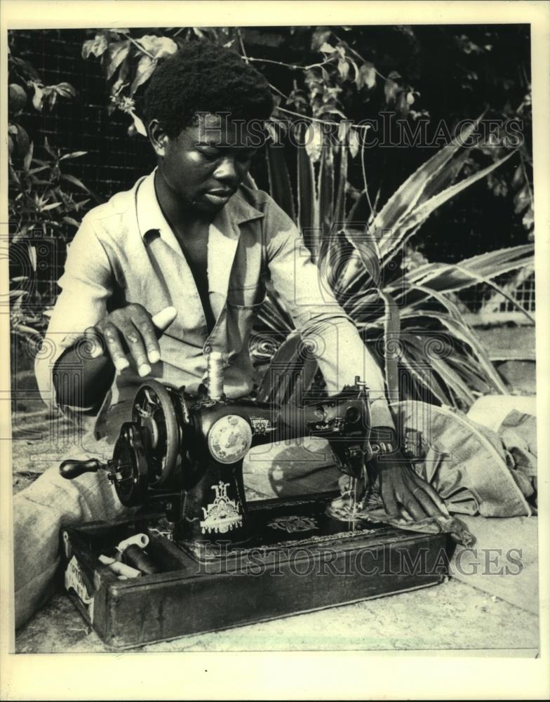 1988 Press Photo Tailor Works With Sewing Machine On Ivory Coast In West Africa - Historic Images