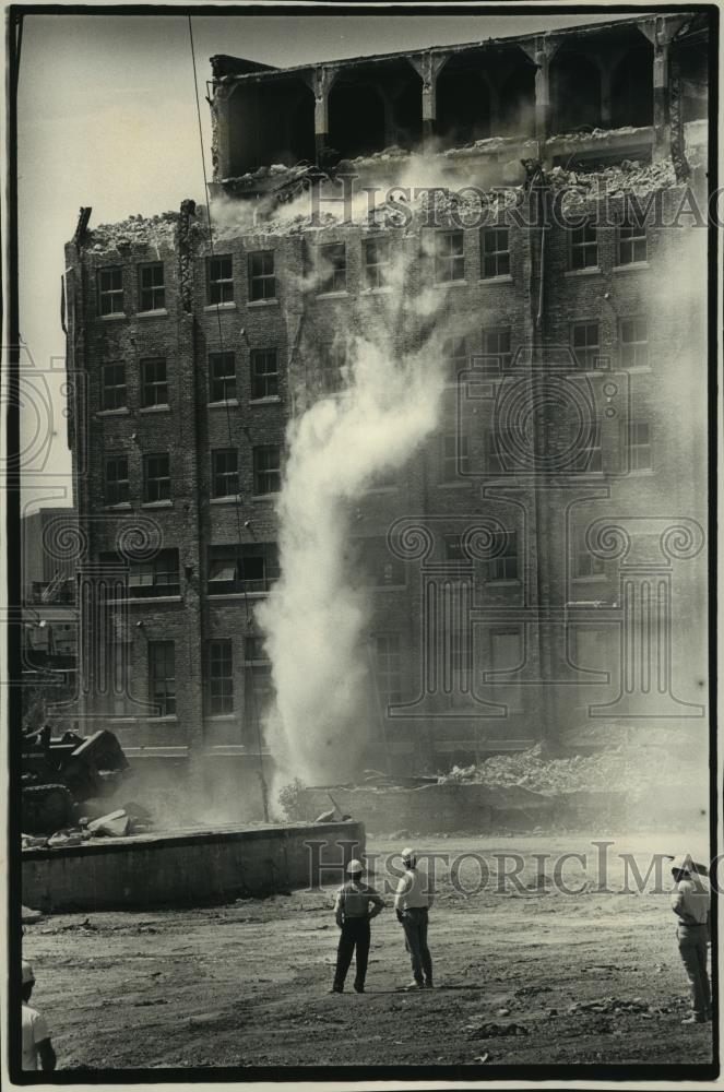 1992 Press Photo Old Trostel Tannery of Milwaukee being readied for demolition - Historic Images