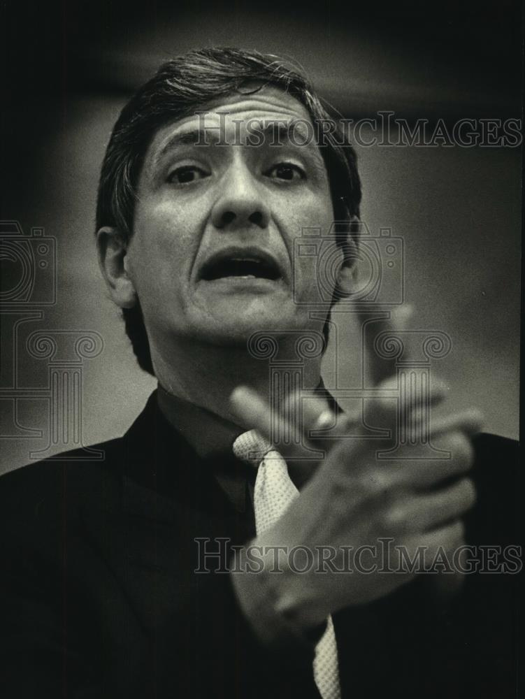 1994 Press Photo Cuban poet Armando Valladares spoke at Marquette University - Historic Images