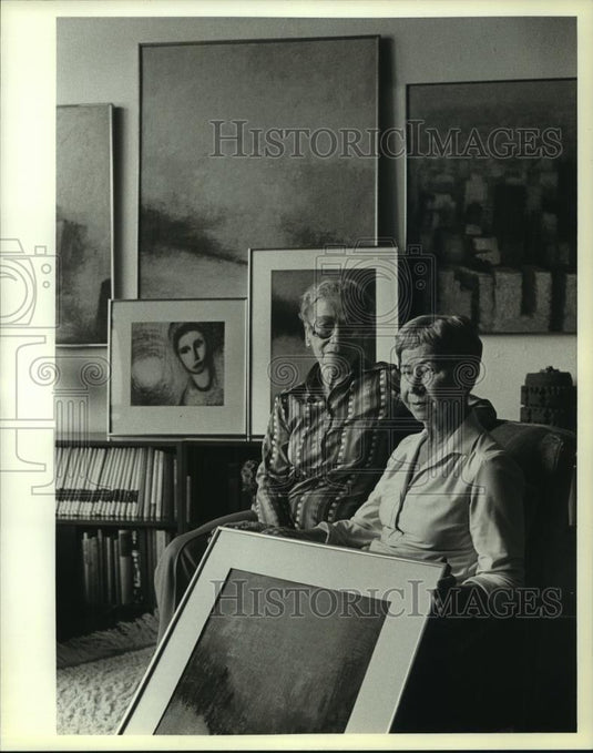 1982 Press Photo Milwaukee feminists Benita and Anu Uustalu to decorate tree - Historic Images