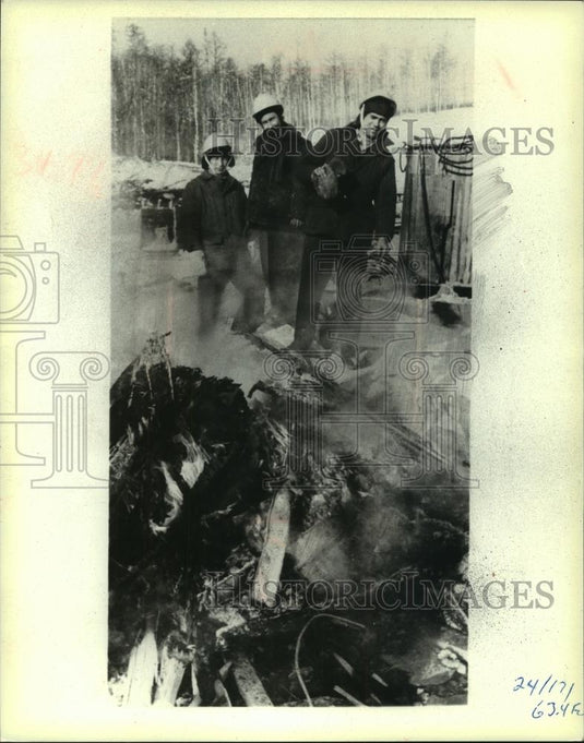 1978 Press Photo Russian construction workers warm themselves over a fire - Historic Images