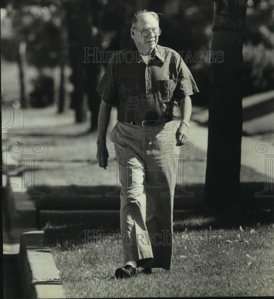 1983 Press Photo Henry Teetzel, 80 years old, during his daily five-mile walks - Historic Images