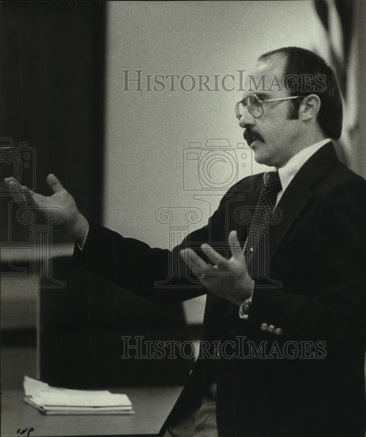 1982 Press Photo Donald Tills of the Wisconsin Department of Natural Resources - Historic Images