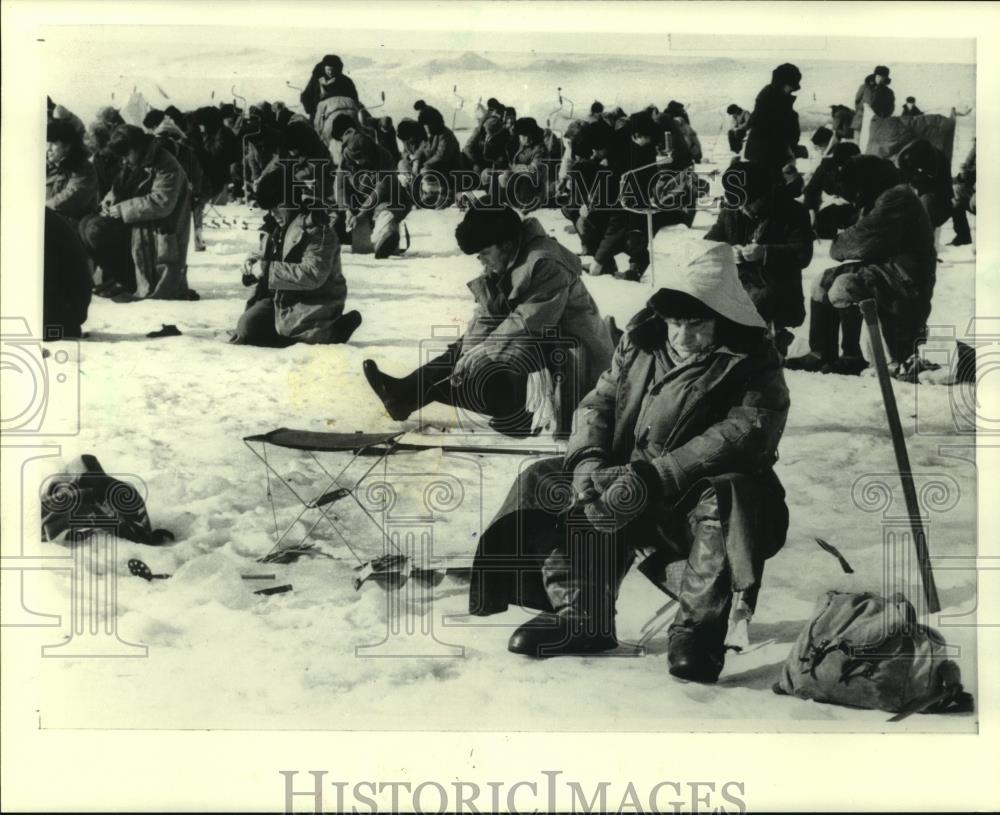 1984 Press Photo Boys and men ice fishing on the Volga in Russia - mjc08620 - Historic Images