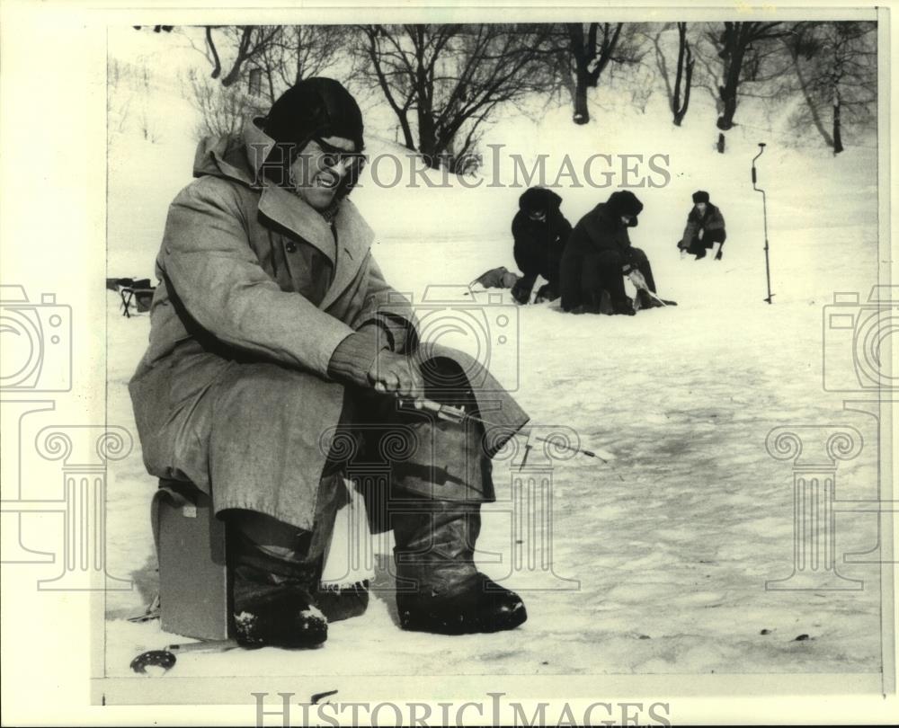 1984 Press Photo A fisherman waits during ice fishing in Russia - mjc08621 - Historic Images