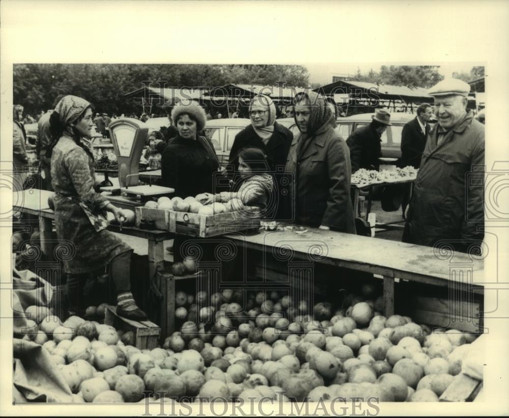 1985 Press Photo A village merchant sells to locals in Novosibirsk, Russia - Historic Images