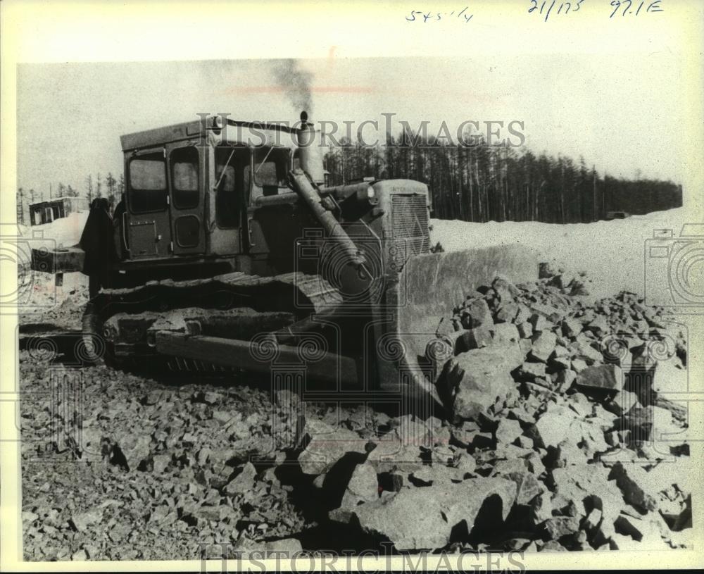 1978 Press Photo An American built bulldozer in Russia builds new railroad - Historic Images