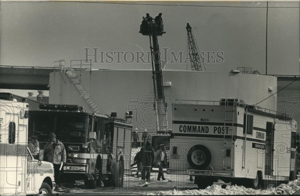 1993 Press Photo Firefighters on standby at oil spill in Milwaukee, Wisconsin - Historic Images
