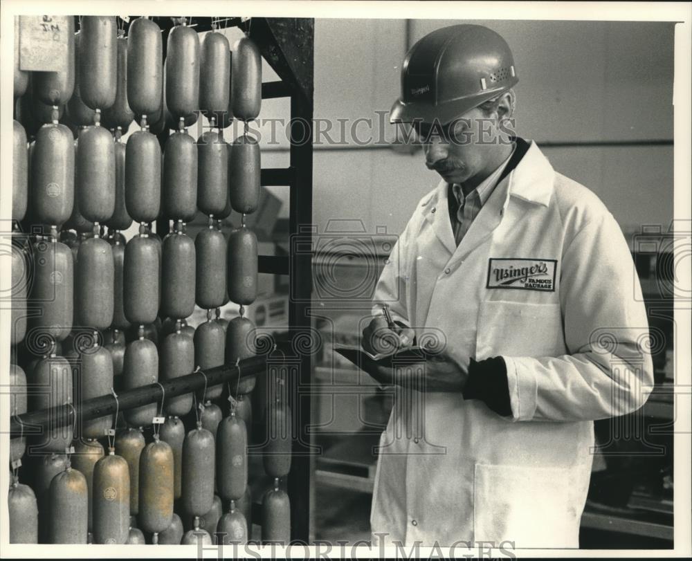 1988 Press Photo Sausage maker Frederick D. &quot;Fritz&quot; Usinger at work - mjc08670 - Historic Images