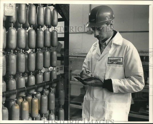 1988 Press Photo Sausage maker Frederick D. "Fritz" Usinger at work - mjc08670 - Historic Images