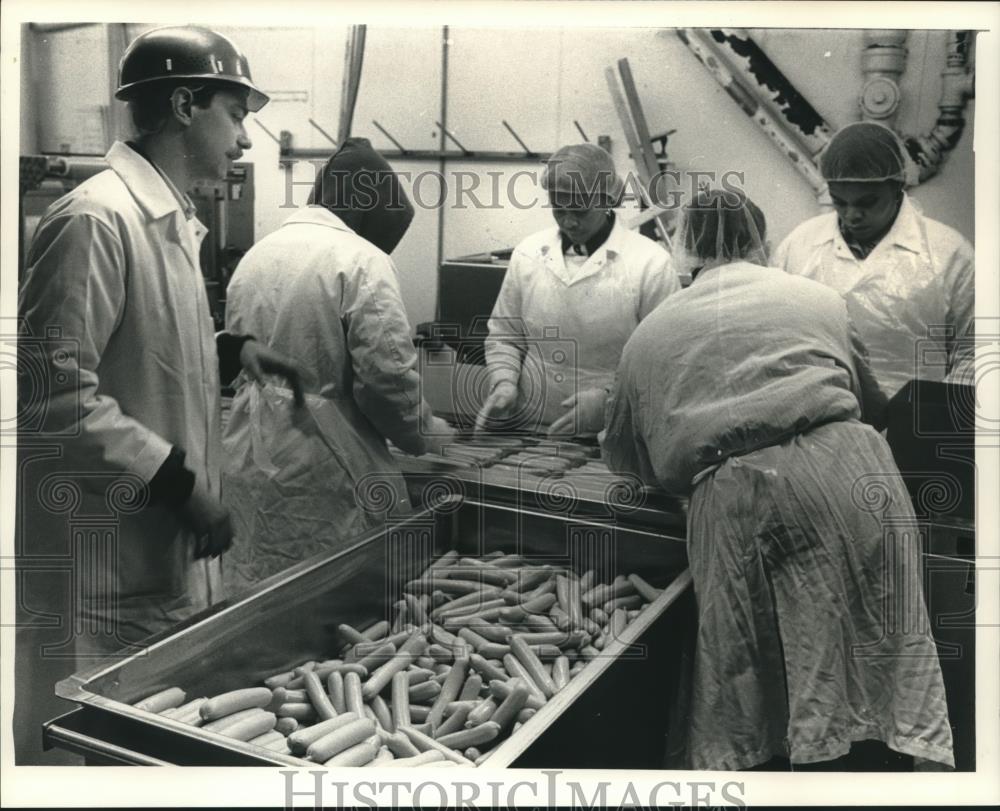 1988 Press Photo Sausage maker Frederick D. &quot;Fritz&quot; Usinger at work with others - Historic Images