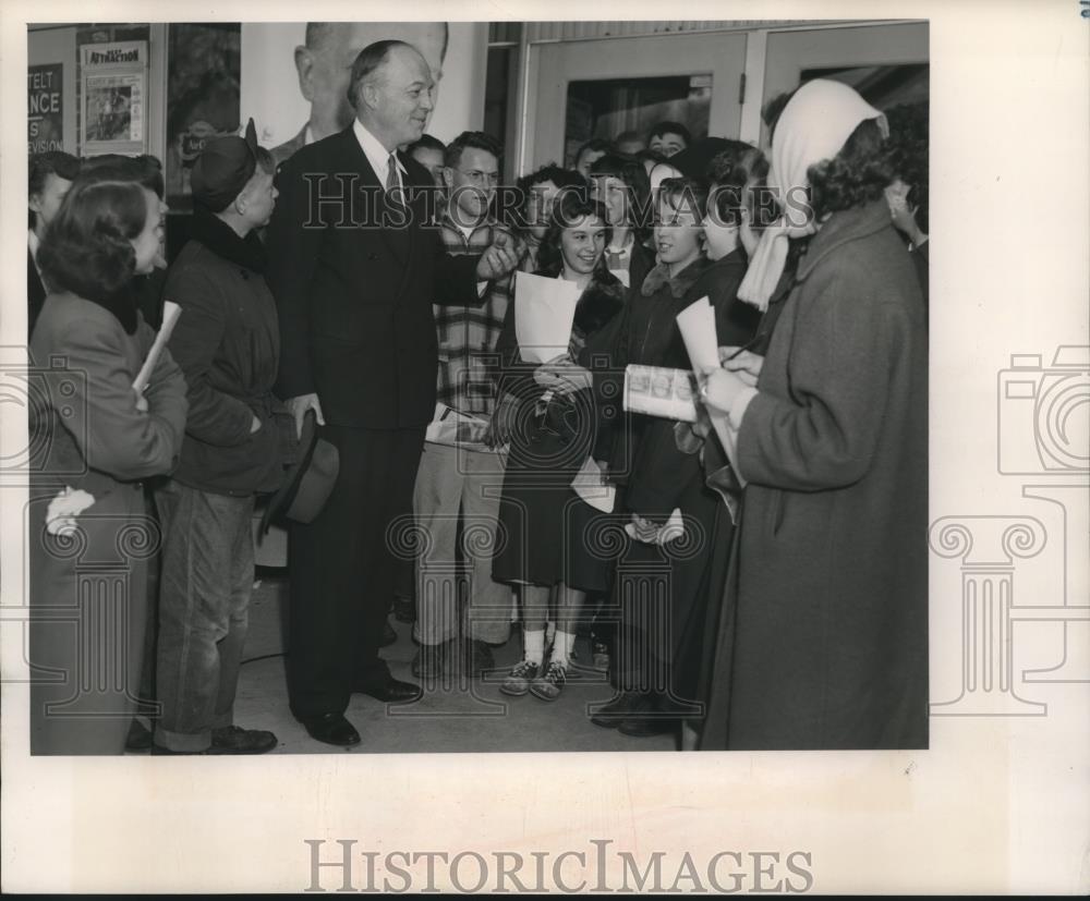 1976 Press Photo Politician Harold E. Stassen speaks in Kewaskum school - Historic Images