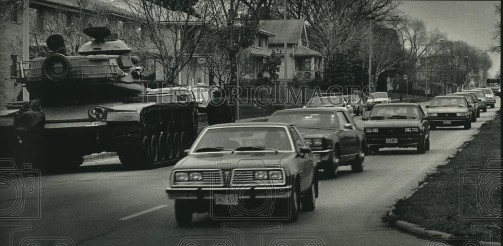 1991 Press Photo A stalled tank creates traffic in Milwaukee on Veterans Day - Historic Images