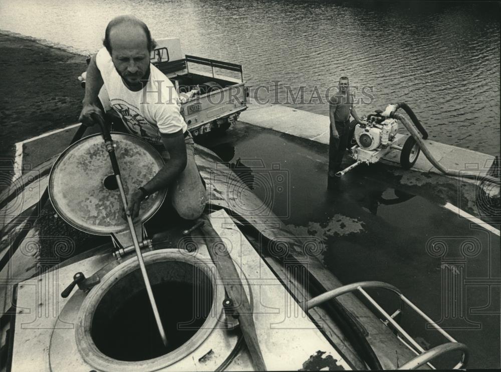 1988 Press Photo Mark Regnitz and Ervin Holms pump the river at Thiensville, WI - Historic Images