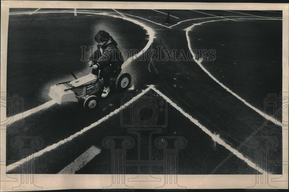 1991 Press Photo 6-year-old Daniel Leslie of Thiensville Wisconsin playing - Historic Images