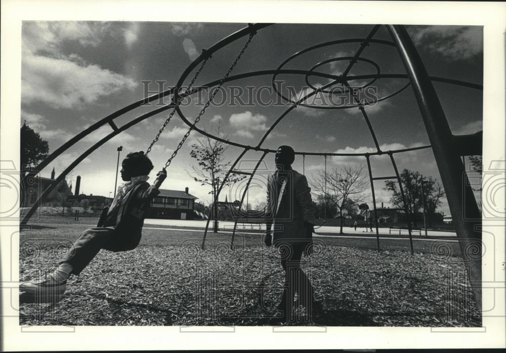 1983 Press Photo Latasha Gatlin and father, James Mister at Tiefenthaler Park - Historic Images