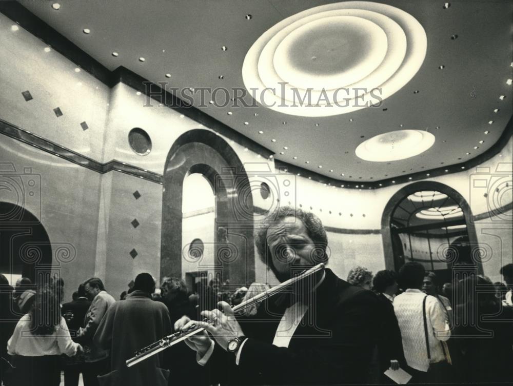 1992 Press Photo Rick Aaron performs at 1000 North Water Street grand opening - Historic Images