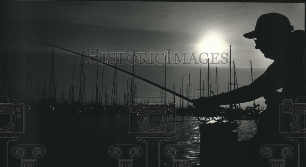 1988 Press Photo Frank Sobczak fishing at Lake Michigan Wisconsin - mjc08742 - Historic Images