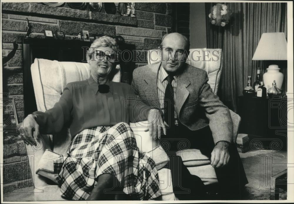 1988 Press Photo Gaston Vandermeerssche and wife, in their home, Bayside. - Historic Images