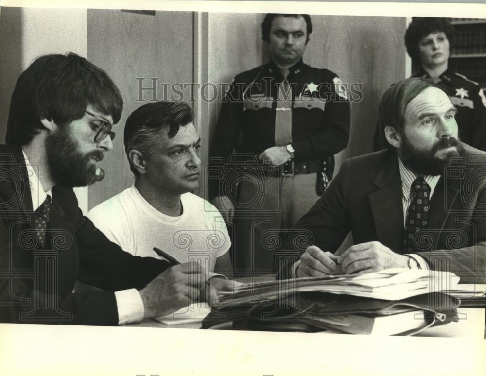 1982 Press Photo James Varisco in court, Sam Benedict, Bryan Borman, Wisconsin. - Historic Images